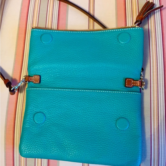NWOT - Dooney & Bourke Fold Over Crossbody Pebble Leather Bag - Never Used - Picture 3 of 6
